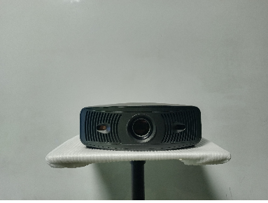 Projetteur 4K autofocus entièrement fermé. Famille, extérieur, dortoir, salle de vidéo privée de luxe est le premier choix.